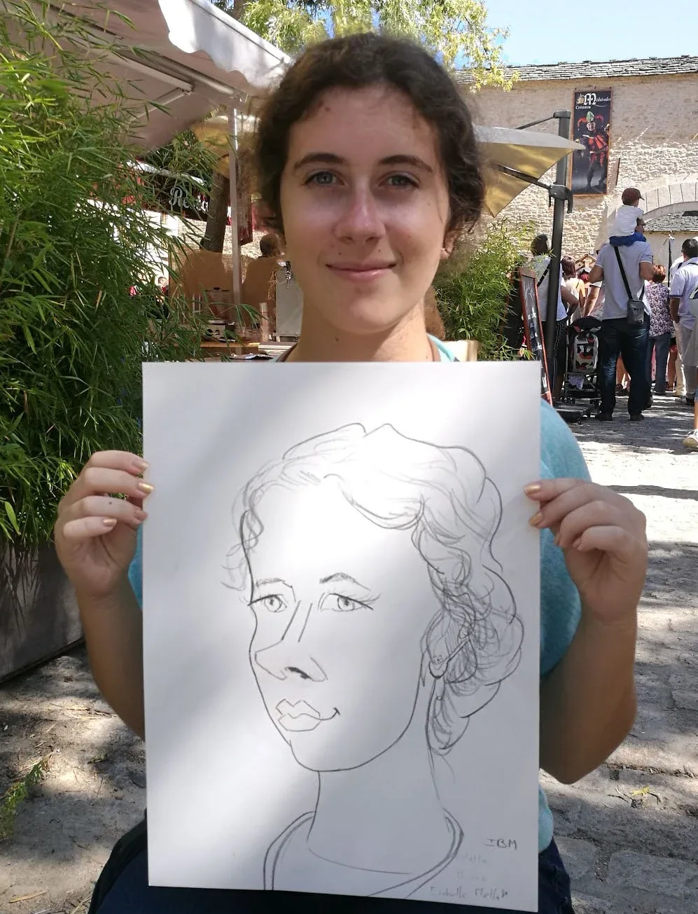 Caricature réalisée sur le vif : un visage souriant résumé en quelques traits.