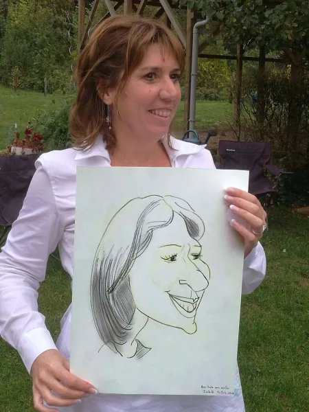 Caricature colorée : le regard et le sourire choisis comme traits essentiels.