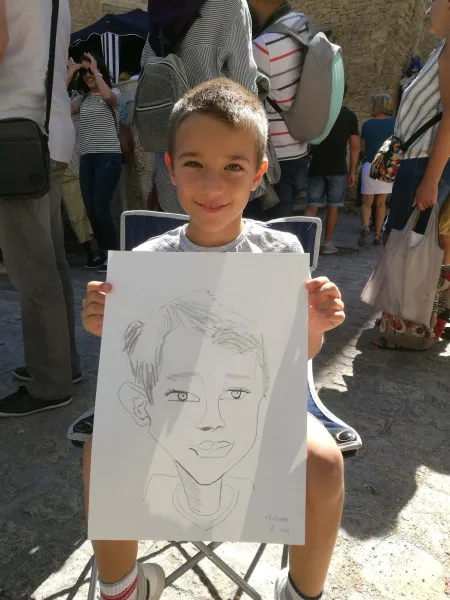 Caricature d'enfant : un visage rieur saisi en quelques minutes.