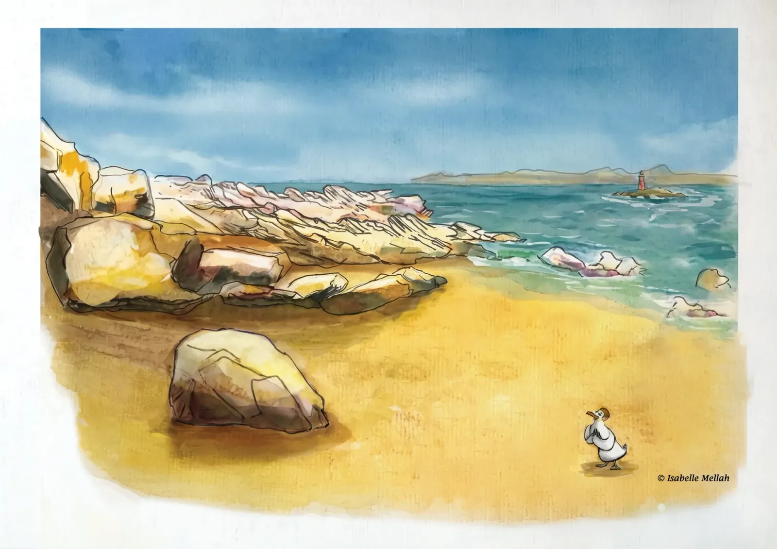 Plage de sable doré, rochers clairs et phare au large sous un ciel bleu